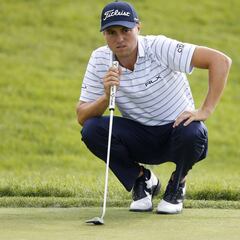 Thomas lidera en un tercer día aciago para Rahm