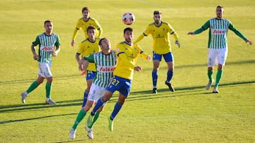 Imagen del partido entre el Cádiz B y el Sanluqueño