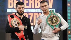 Artur Beterbiev y Oleksandr Gvozdyk posan en la rueda de prensa de presentaci&oacute;n de su combate.