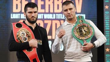 Artur Beterbiev y Oleksandr Gvozdyk posan en la rueda de prensa de presentaci&oacute;n de su combate.