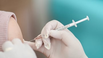 Mujer recibe una dosis de refuerzo de la vacuna Pfizer-BioNTech contra el COVID-19 en Bangkok, Tailandia.