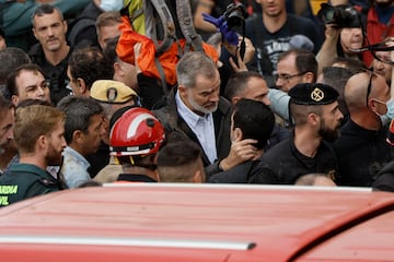 El rey Felipe VI hablando con los vecinos afectados por las inundaciones en Paiporta.