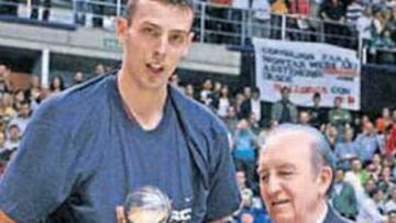 <b>EL MÁS VALIOSO. </b>Trías recibe el trofeo de manos de Portela.