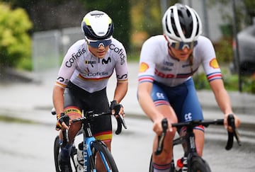 La ciclista española Paula Ostiz rueda junto a la británica Cat Ferguson durante la prueba de fondo junior femenina de los Mundiales de Ciclismo en Ruta de Zurich 2024.