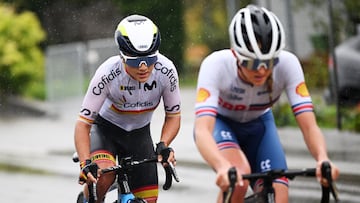 La ciclista española Paula Ostiz rueda junto a la británica Cat Ferguson durante la prueba de fondo junior femenina de los Mundiales de Ciclismo en Ruta de Zurich 2024.