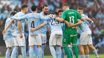 Los jugadores del Celta se conjuran sobre el césped de Balaídos durante los prolegómenos del encuentro con el Athletic.