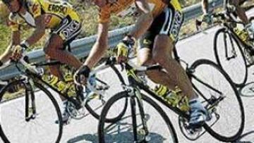 <b>EN GUARDIA.</B> Isidro Nozal está arropado en todo momento por su equipo, el ONCE-Eroski.