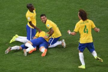 Los jugadores de Brasil celebran el tercer gol de Brasil, que supuso el 3-1, obra de Oscar.