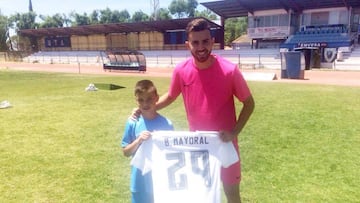 Borja Mayoral posa con Aarón en su campus