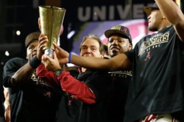 Los Crimson Tide de Alabama consiguieron anoche su cuarto t¨ªtulo en seis a?os al imponerse a Clemson en la final¨ªsima del College Football, en un partidazo que demostr¨® por qu¨¦ se les hab¨ªa considerado los n¨²meros 1 y 2 del ranking.