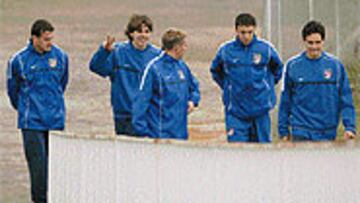 <b>SIN PERDER LA SONRISA</b>. Esteban, Contra, Otero, Santi y García Calvo, a la salida al campo. La plantilla no perdió la sonrisa.