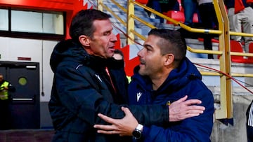 LEÓN, 17/12/2025.- El entrenador de la Cultural Leonesa José Ángel Ziganda (izda) saluda al entrenador del UD Levante Álvaro del Moral, antes del encuentro correspondiente a los dieciseisavos de final de la Copa del Rey que disputan hoy miércoles en el estadio Reino de León. EFE/J. Casares