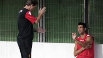 <b>CHARLA. </b>Laudrup y Martí conversan durante un entrenamiento.