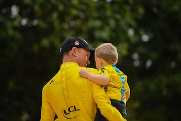 El hijo de Froome se roba el show en la premiación del Tour