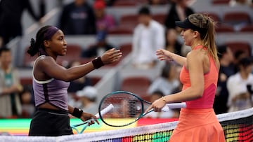 Coco Gauff saluda a Paula Badosa en las semifinales del China Open.