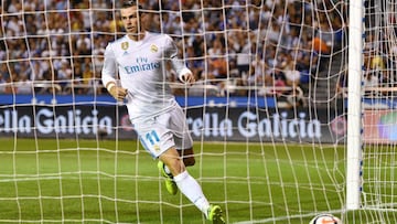 LA CORUNA, SPAIN - AUGUST 20: Gareth Bale of Real Madrid scores the first goal during the La Liga match between Deportivo La Coruna and Real Madrid at Riazor Stadium on August 20, 2017 in La Coruna, Spain. (Photo by Octavio Passos/Getty Images)