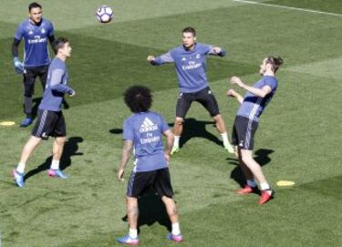 Gran ambiente entre los jugadores del Real Madrid durante el entrenamiento.