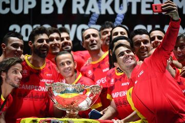 España conquistó su sexta Copa Davis, la nueva con este revolucionario formato, tras superar a Canadá sin necesidad del partido de dobles. Los triunfos de Roberto Bautista ante Auger-Aliassime (7-6 (3) y 6-3) y Rafa Nadal ante Shapovalov (6-3 y 7-6 (7) di