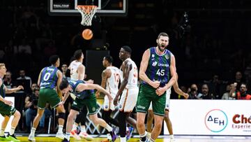 David Kravish, pívot del Unicaja, celebra una canasta ante el Galatasaray en la final de la Champions FIBA.
