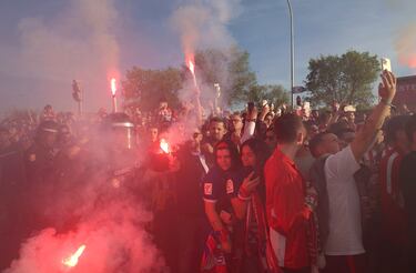 Caluroso recibimiento de los aficionados colchoneros al autobús rojiblanco en los aledaños del estadio Cívitas Metropolitano.