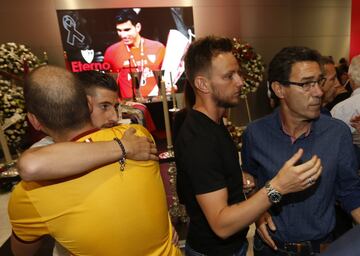 Rakitic, jugador del F.C Barcelona, en la capilla ardiente de José Antonio Reyes en el estadio Sánchez Pizjuán.