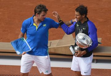 Stanislas Wawrinka y Rafa Nadal con sus trofeos. 