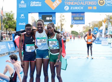 La keniana Margaret Chelimo (1:04:46) fue la ganadora en mujeres, con la segunda mejor marca del año.