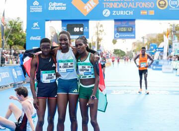 La keniana Margaret Chelimo (1:04:46) fue la ganadora en mujeres, con la segunda mejor marca del a?o.