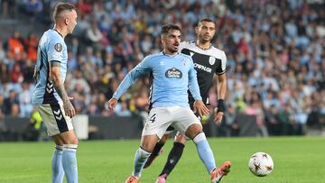 Damián Rodríguez golpea el balón durante el partido de Europa League contra el PAOK.