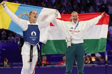 Viviana Marton y Suvi Mikkonen celebran el oro olímpico. 