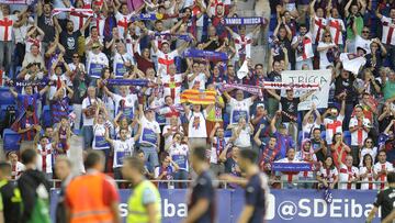 Afición del Huesca en Eibar.