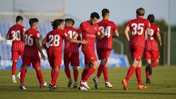 Idrissi, felicitado por sus compa&ntilde;eros ante el Coventry.