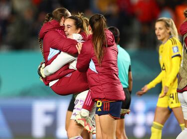 Cata Coll celebra con sus compañeras el triunfo ante Suecia.