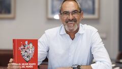 Tom&aacute;s Ondarra con el libro &#039;El mejor equipo del mundo&#039; 