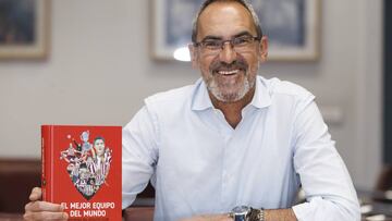 Tomás Ondarra con el libro 'El mejor equipo del mundo'