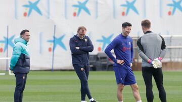 Xavi, en un entrenamiento con Lewandowski y Ter Stegen.