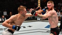 Dan Hooker golpea a Paul Felder.