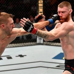 Hooker se venga de Felder y le deja con la retirada en la mente