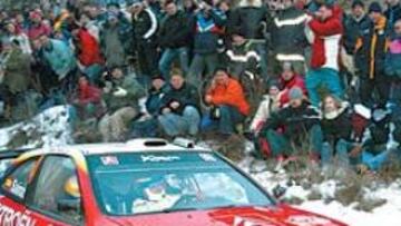 <b>MUCHO PÚBLICO Y POCA NIEVE.</b> Sainz, con el Citroën Xsara durante la primera jornada de ayer.