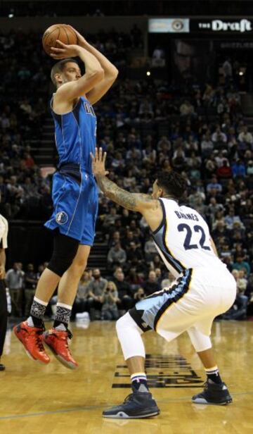 Matt Barnes defiende el tiro de Chandler Parsons.