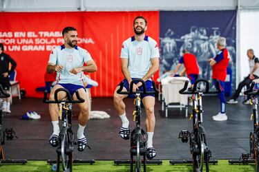 Carvajal y Nacho en la bicicleta.