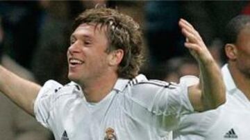 <B>APARECIÓ.</B> López Caro sorprendíó con la titularudad de Cassano en detrimento de Ronaldo y el italiano fue decisivo en el derbi.