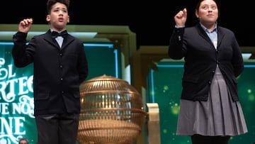 Kiara Román Benítez y Antoni Ramírez Bonito cantan uno de los quintos premios, el número 57421, durante el Sorteo Extraordinario de la Lotería de Navidad 2023 en el Teatro Real de Madrid, a 22 de diciembre de 2023, en Madrid (España). El sorteo se celebra en esta ocasión con aforo completo en el patio de butacas del Teatro Real. Hoy se celebra el Sorteo Extraordinario de Navidad 2023, con el que el Estado reparte 2.590 millones de euros en premios entre los 185 millones de décimos de Lotería puestos a la venta. La emisión asciende a 3.700 millones de euros en total, repartiéndose en premios el 70%. El sorteo se celebra mediante el llamado ‘sistema tradicional’, que consiste en dos bombos que contienen uno de ellos los números y el otro los premios.
22 DICIEMBRE 2023;MADRID;NIÑOS DE SAN ILDEFONSO;SORTEO EXTRAORDINARIO DE LA LOTERIA DE NAVIDAD;2023
Eduardo Parra / Europa Press
22/12/2023