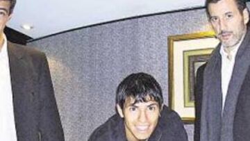 <b>LA FIRMA. </b>Gil Marín y Julio Comparada, presidente de Independiente, en la firma de Agüero.