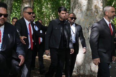 El español Carlos Alcaraz llega para el posado con el trofeo de la Norman Brookes Challenge Cup en el Royal Exhibition Building.