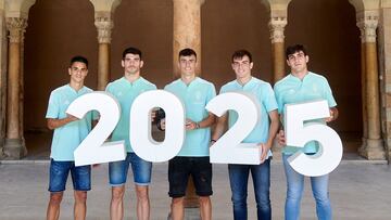 Bermejo, Puche, Francés, Francho y Azón posan en el Palacio de la Aljafería formando el número 2025, año hasta el que han renovado todos ellos.
