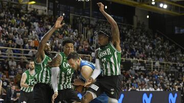 Jovan Novak, base del Urbas Fuenlabrada, rodeado por tres jugadores del Coosur Betis.