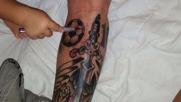 El hijo de Leo Messi le "pinta" un tatuaje en la pierna de oro