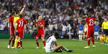 Vidal is sent off at the Bernabéu.