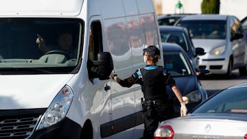 Una agente de la Policía Local realiza controles en la entrada a Humanes
